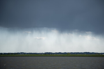 雨が降っている雲