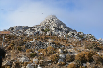 Naklejka premium Castle at the top of the mountain surrounded by fog