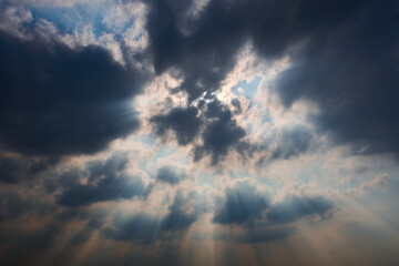 Fototapeta na wymiar sunbeams shining from behind the clouds