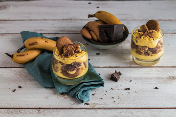 Tiramisù with banana split and chocolate (ph. Tiziana Molti)