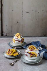 Tiramisù with yogurt and raspberry jam (ph. Tiziana Molti)