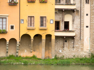 Italia, Toscana, Firenze, finestre che si affaciano sul fiume Arno.