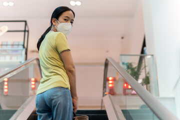 Obraz premium Woman with protective mask looking back at camera.