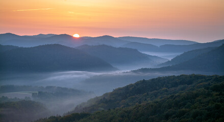 Naklejka na ściany i meble Sonnenaufgang über dem Pfälzerwald