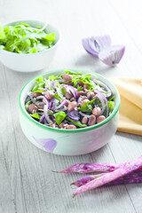 Rocket salad with beans and red onion (ph. Archivio Collection)