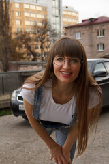 Obraz na płótnie Canvas Smiling girl in glasses in the city