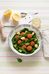 Falafel salad with pesto spinach avocado and sesame seeds (ph. Marianna Franchi)