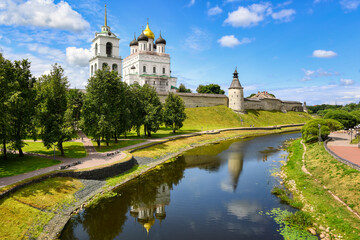 Historical Pskov Kremlin, Pskov, Russia - obrazy, fototapety, plakaty