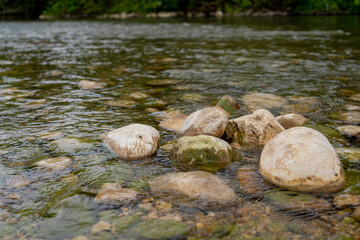 fiume che scorre con sassi