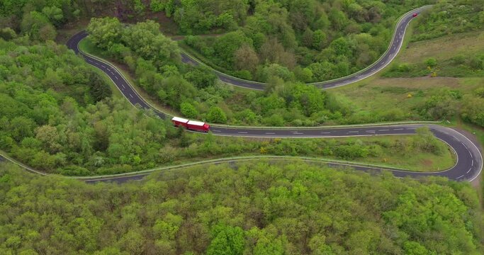 LKW f&auml;hrt Serpentine hoch - Logistik - Transport von Waren - Probleme Lieferverkehr