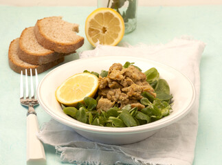 Tempeh salad with thai dressing (ph. Archivio Collection)