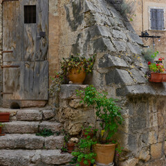 Fototapeta na wymiar Carré escalier en pierres d'une maison médiévale à Régusse (83630), département du Var en région Provence-Alpes-Côte-d'Azur, France