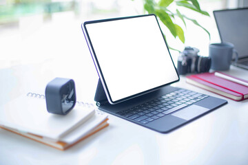 Fototapeta premium A blank screen on the laptop desk Work area with laptop and office supplies