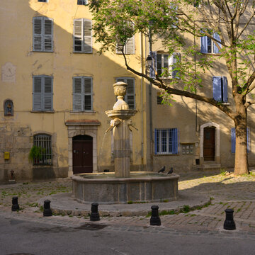 Carr&eacute; place Jean Raynaud et sa fontaine &agrave; Brignoles (83170), d&eacute;partement du Var en r&eacute;gion Provence-Alpes-C&ocirc;te-d'Azur, France