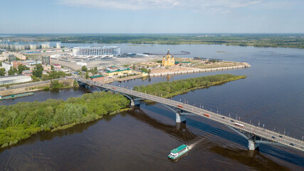 Naklejka premium Nizhny Novgorod. Kanavinsky bridge over the Oka river in the city center