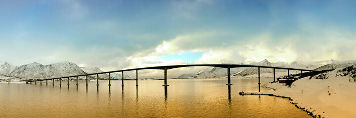 Fototapeta premium Brücke, Küste Norwegens, Faszinierende Lofoten und Fjorde am Polarkreis, Panorama