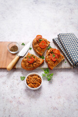 Crispy bread with lentil mousse tomatoes and caprino cheese (ph. Marianna Franchi)