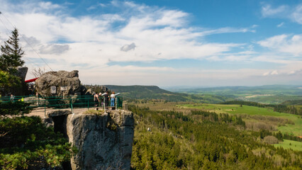 Tourists admiring view from viewing terrace atop Szczeliniec Wielki peak in Table Mountains, Poland - obrazy, fototapety, plakaty