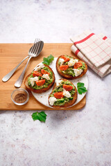 Crispy bread with broccoli cream tomatoes and stracchino cheese (ph. Marianna Franchi)
