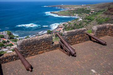 Almenas y cañones en el fuerte de San Felipe con vista a la costa de Ciudad Velha,  en la isla de Santiago de Cabo Verde