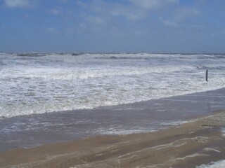 Fototapeta premium Storm-lashed sea off the coast of North Holland, the Netherlands Sturmgepeitschtes Meer vor der Küste von Nordholland, Niederlande 
