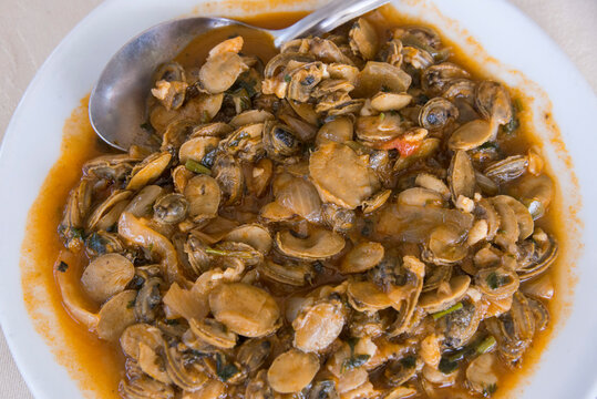 Plato con lapas en la costa de Tarrafal en la isla de Santiago en Cabo Verde