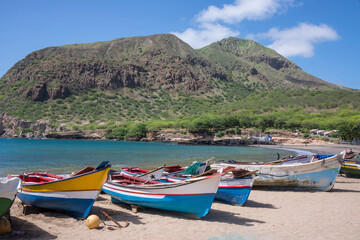 Fototapeta na wymiar Paisaje con barcas de pescadores en la playa de Tarrafal en la isla de Santiago de Cabo Verde
