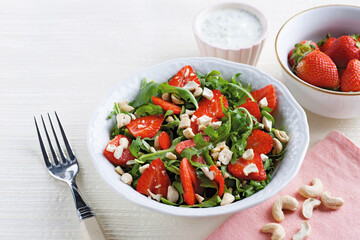 Strawberries salad with cheese (ph. Archivio Collection)