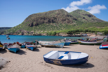Fototapeta na wymiar Barcas de pesca varadas en la playa de Tarrafal en la costa norte de la isla de Santiago en Cabo Verde