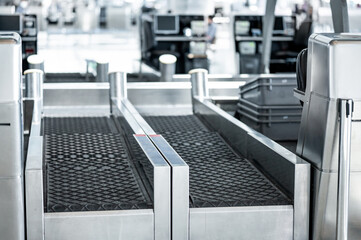 Belt conveyor for luggage loading and transport in airport terminal