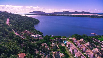 Obraz premium Tropical Island Landscape Palm tree Vaporwave Purple Blue Green Nature Lake Lagoon