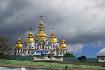 Fototapeta na wymiar Golden domes of St. Michael's Cathedral in Kiev against the sky