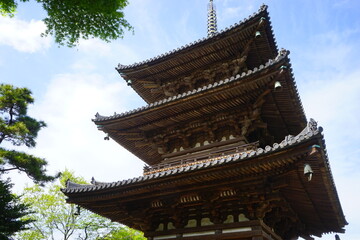 Fototapeta premium Three-Story Pagoda of the Former Tomyoji Temple in Sankeien, Japan - 日本庭園 旧燈明寺 三重塔