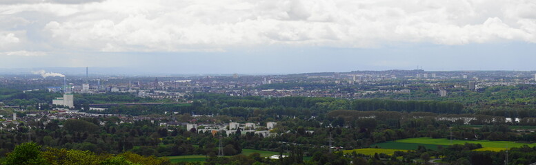 Fototapeta na wymiar Ein Panorama von Mainz der Landeshauptstadt von Rheinland-Pfalz und Wiesbaden der Landeshauptstadt von Hessen