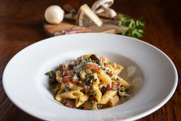 Carbonara ai funghi e pecorino