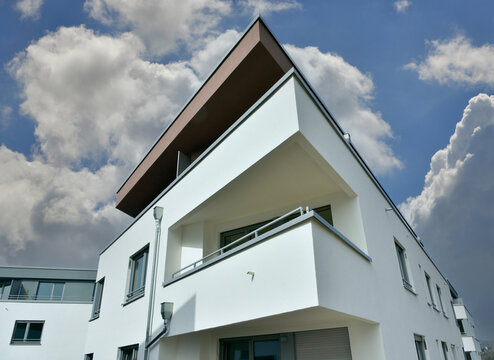 Fassade eines neu gebauten modernen Mehrfamilienhauses