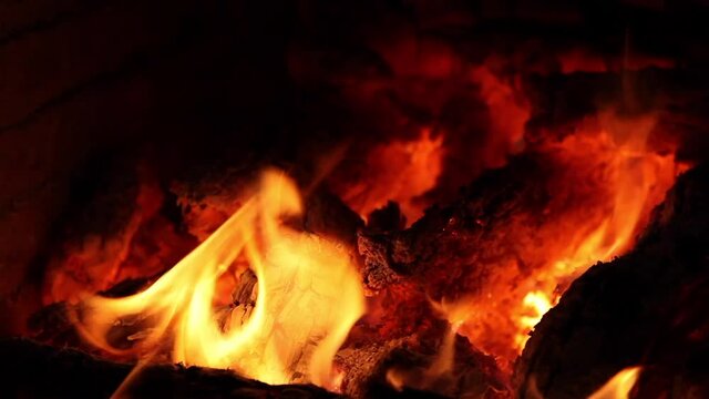 Rescoldos rojos y llamas amarilla en fuego de chimenea