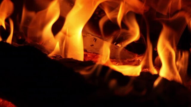 Llamas amarillas en fuego de chimenea