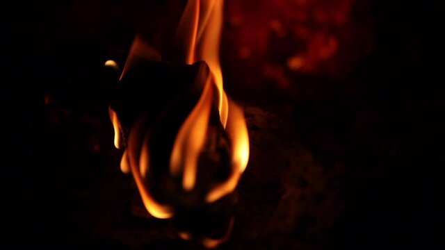 Llamas amarillas en fuego de chimenea