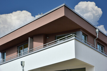 Fassade einer neu gebauten modernen Mehrfamilien-Wohnanlage