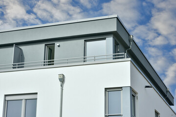 Fassade eines neu gebauten modernen Mehrfamilien-Wohnhauses