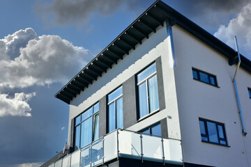 Fassade eines neu gebauten modernen Mehrfamilien-Wohnhauses