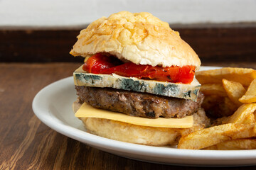 hamburguesa con tomate y queso azul