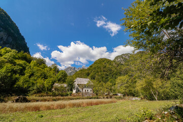 Obraz premium old house in the mountains (Albanian Alps Theth 2,790 ft)