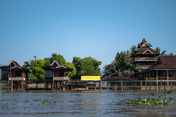 Obraz premium Buildings by the riverside at Inle Lake, Myanmar
