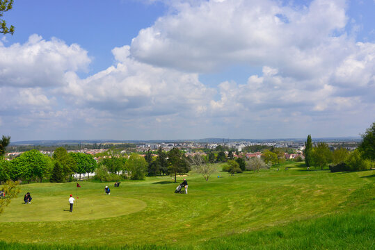 Horizon sur Menucourt (95180) par dessus le golf depuis Courdimanche (95800), d&eacute;partement du Val-d'Oise en r&eacute;gion &Icirc;le-de-France, France