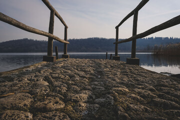 molo attracco ormeggio sul lago di Alserio, Como, Italia