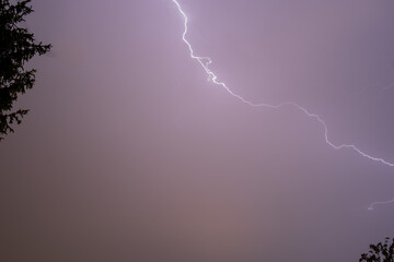 fulmini lampi e tuoni durante una notte di temporale