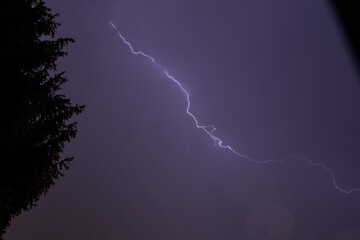 fulmini lampi e tuoni durante una notte di temporale