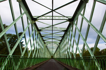 pont métallique ancien à Dallet en Auvergne